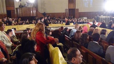 الأقباط يتوافدون على كنيستي العذراء مريم والإنجيلية بحلوان