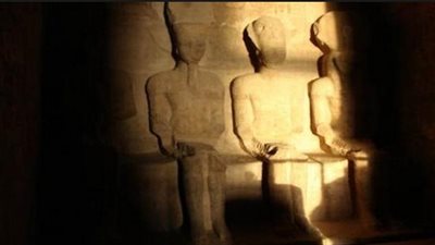 الآن.. «الشمس» تتعامد على وجه تمثال الملك «رمسيس الثانى»