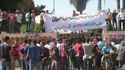 بالصور.. أمن أبوحماد يفض وقفة طلاب الثانوية أمام الإدارة التعليمية