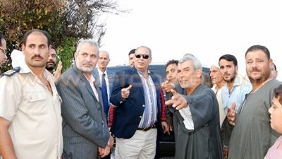 بالصور.. محافظ الشرقية يتفقد مشروع تجميع قش الأرز بكفر صقر