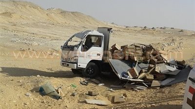 بالصور.. إصابة شخصين في انقلاب سيارة منظفات بالوادي الجديد