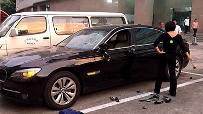 بالفيديو والصور.. شاهد ماذا فعلت امرأة في سيارة زوجها الخائن