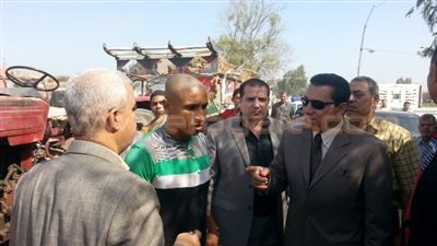 محافظ الشرقية يضبط جرارًا يلقي مخلفات الهدم بالطريق الرئيسي