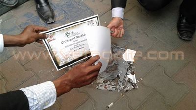 بالصور.. حملة الماجستير يحرقون شهاداتهم أمام «الصحفيين»