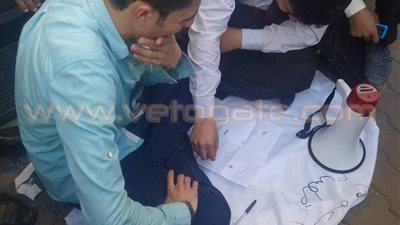 بالصور.. حملة الماجستير يلعبون السيجا أمام «الصحفيين»