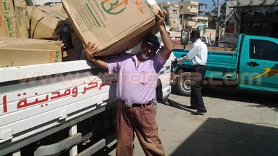 توزيع معونات غذائية على اأسر النازحة من الشيخ زويد ورفح