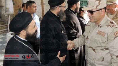 بالصور.. قائد الجيش الثالث بكنيسة الأنبا أنطونيوس للتهنئة بعيد الميلاد