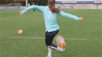 بالفيديو.. لاعبة منتخب فرنسا تتفوق على البرازيلي «نيمار»