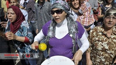 شباب المسلمين يشاركون الأقباط احتفالاتهم بعيد الميلاد في شبرا