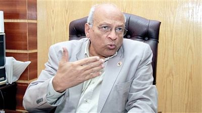 هاني هلال وبهاء طاهر يقدمان العزاء لأسرة «الغيطاني»