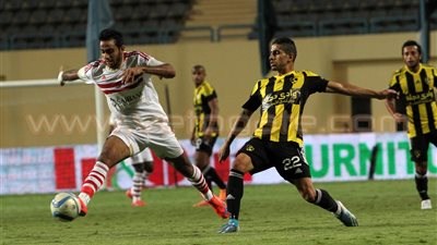 نائب رئيس الزمالك يهنئ اللاعبين بالفوز على دجلة في غرفة خلع الملابس