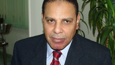 «صالونات رجال الأعمال الثقافية» من «لزوم الوجاهة».. «أبو العنين» يدخل من «بوابة كيلوباترا».. «الأسواني» يجتمع في فيلا ممدوح حمزة.. «شعبان»: 