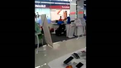 بالفيديو.. معركة حامية بالكراسى بين بائعين لهواتف «سامسونج» و«أبل»