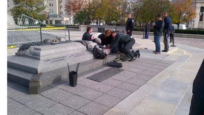 بالفيديو والصور.. مسلحون يطلقون الرصاص على مبنى البرلمان الكندي