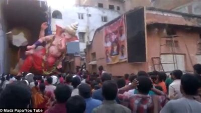 بالفيديور.. لحظة سقوط تمثال إله هندى على حشد ضخم في احتفالات للهندوس