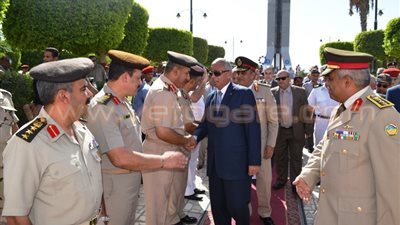 بالصور.. قيادات محافظة السويس تضع أكاليل الزهور على النصب التذكاري