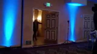 بالفيديو.. عريس يضع عروسه في موقف محرج أمام «المعازيم»