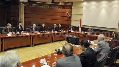 بالصور.. رئيس الوزراء يلتقي مجلس أوصياء الجامعة الأمريكية بالقاهرة