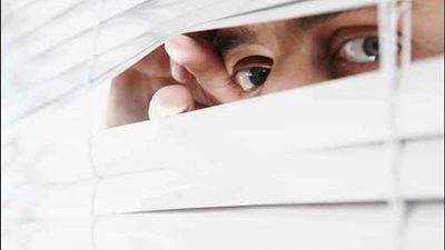 مراهقان يتجسسان على مصري يعمل في السعودية أثناء خلوته مع زوجته بغرفة النوم