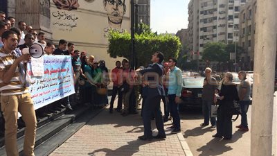 بالفيديو والصور.. تظاهر حملة الماجستير أمام نقابة الصحفيين