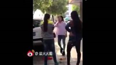 بالفيديو.. «خناقة حريمي» بين 5 فتيات بسبب شاب