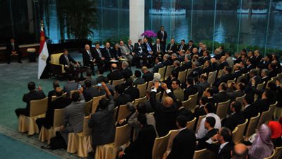 توافد أبناء الجالية المصرية بالصين على مقر السفارة  للتصويت على الدستور