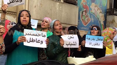 بالفيديو والصور.. حملة الماجستير ينقلون وقفتهم إلى محيط مجلس الوزراء