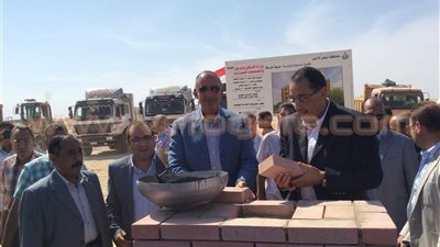وزير الإسكان ومحافظ البحر الأحمر يضعان حجر أساس منطقة الروضة