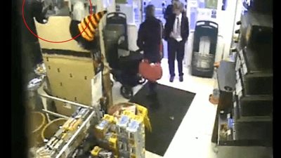 بالفيديو والصور.. عجوز ينقذ محلا من السرقة بـ «سائل التنظيف»