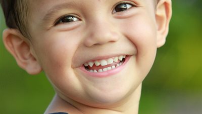 5 أخطاء ترتكبها الأم تضر بصحة وسلامة أسنان الطفل