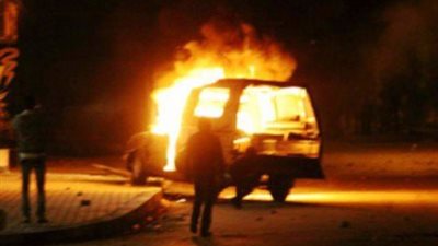 مجهولون يشعلون النيران في سيارتي شرطة بالبحيرة