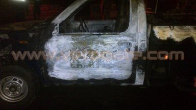 بالفيديو والصور.. آثار اشتعال النيران في سيارتي شرطة بـ «دمنهور»