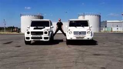 بالفيديو.. روسي يقلّد «فان دام» بفتح الحوض بين سيارتي مرسيدس