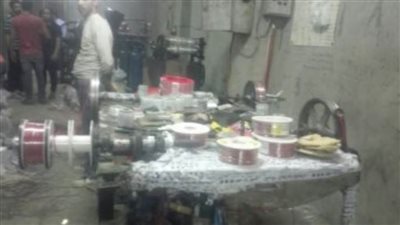 ضبط 270 ألف متر أسلاك كهربائية مجهولة المصدر داخل مصنع بمنشأة ناصر