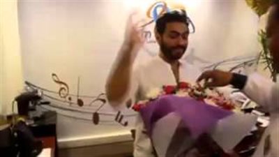 بالفيديو.. حضن تامر حسني لرنا سماحة يشعل غيرة معجباته