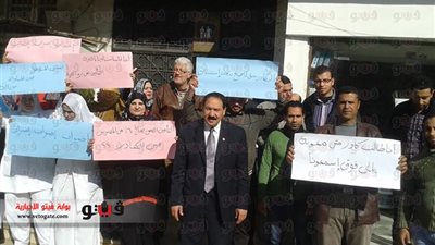 بالصور.. العاملون بالتأمين الصحي يطالبون بالانضمام إلى كادر المهن الطبية