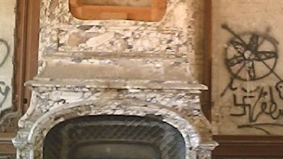 أبرز كتابات ورسومات «عبدة الشيطان» بقصر البارون (صور)