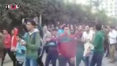 بالفيديو.. مسيرة تندد بمحاكمة المعزول تمر أمام استراحة مدير أمن البحيرة