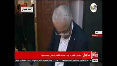 وزير التعليم يصافح طالبة بإحدى مدارس بورسعيد (فيديو)
