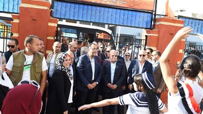 مدبولي يترجل لتفقد مدرسة خارج برنامج زيارته لبورسعيد