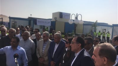 جولة حرة لرئيس الوزراء بمنطقة مصانع الملابس في بورسعيد