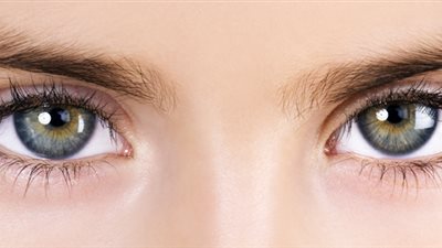 الشاى المثلج وماء الورد لعلاج انتفاخات العينين