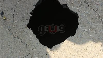 هبوط أرضي بأحد الشوارع الرئيسية في المنيا (صور)