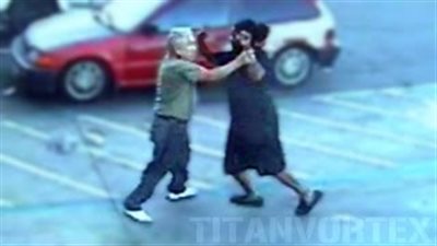 بالفيديو.. سيدة تعتدي على سبعيني وتحاول سرقته بالإكراه