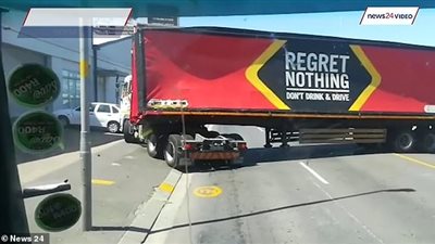 لحظة سقوط صناديق «بيرة» من شاحنة ضخمة على الطريق (فيديو)