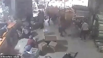 لحظة فرار متسوقين من متجر ضربه الزلزال بإندونيسيا (فيديو وصور)