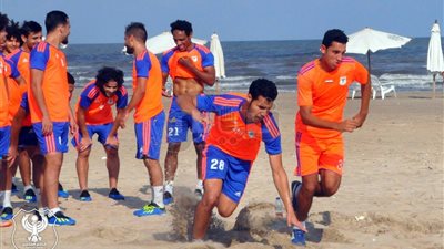 تدريبات شاقة للمصري على رمال شاطئ بورسعيد (صور)