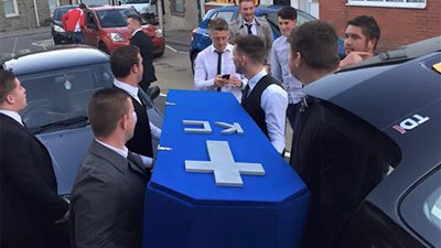 بالصور.. شباب يقيمون جنازة وهمية لصديق بعد قضاء أغلب وقته مع فتاة