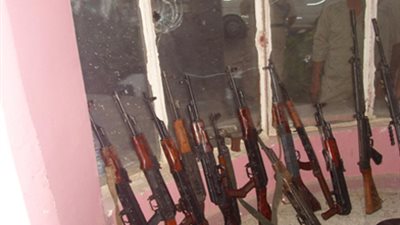 ضبط سيارة محملة بـ 38 بندقية آلية و340 طلقة نارية