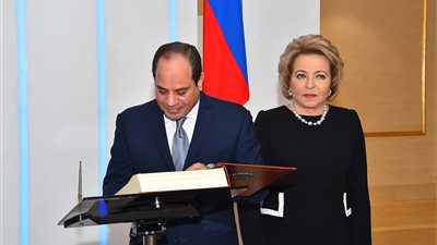 نشاط مكثف في ثاني أيام السيسي بموسكو.. الرئيس يضع إكليلا من الزهور على قبر الجندي المجهول.. يزور المجلس الفيدرالي الروسي.. ويبحث تعزيز العلاقات الاقتصادية مع ميدفيدف